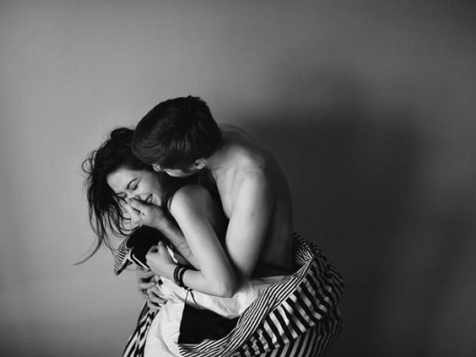 4. Kaje se, když vám ublíží. I ten největší egoista udělá krok vzad, když si uvědomí, že se dotkl ženy, kterou miluje. To se pak začne chovat jako šašek – bude žadonit o odpuštění, přinese květinu a bude vás obskakovat tak dlouho, až se všechna křivá slova rozplynou v oparu minulosti.