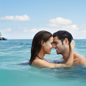 5. Neublíží vám. Slovně a už vůbec ne fyzicky. Naopak – stará se o to, abyste se měla jako v bavlnce. Pokud v něm zažeháváte plamen lásky, neudělá nic pro to, aby uhasl.