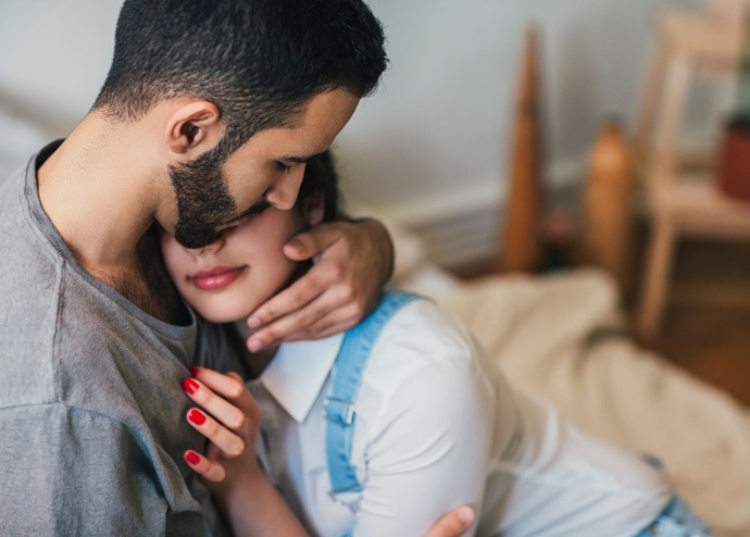 10. Je otevřený. Jakmile se ocitne ve vaší přítomnosti, všechny vnitřní zámky se odemknou. Zamilovaný muž přestane kontrolovat to, co říká – jednoduše vám touží prozradit všechno.