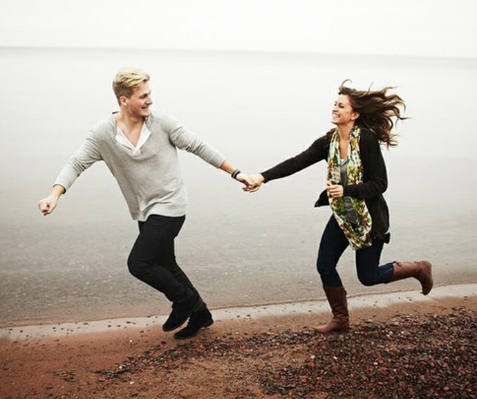 12. Představuje vás všem. Kdo by nechtěl být viděn se svou múzou! Nepochopte to ale špatně, neznamená, že je s vámi jen proto, že jste po všech stránkách atraktivní. Je prostě pyšný, když může být spatřen s někým tak okouzlujícím a inspirativním, jako jste vy.