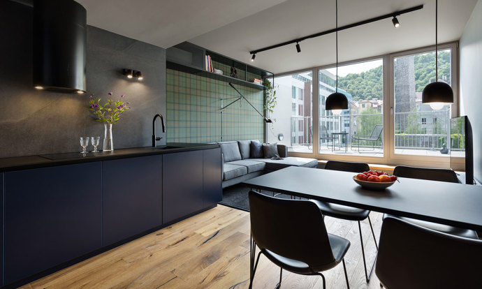 Elegantní mezonet v Karlíně, který patří mladému právníkovi, zaujme nejen svou tmavou barevnou paletou, ale i promyšleným minimalistickým designem. Původní dispozice bytu sice omezovala možnosti zásadních změn, ale díky chytrým úpravám a inspiraci londýnskými gentlemanskými kluby vznikl osobitý prostor plný sofistikovaných detailů. 
