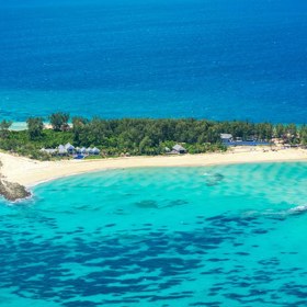 Ostrov Thanda

Leží mezi Tanzanií a ostrovem Mafia v Indickém oceánu. Ostrov Thanda je novým členem organizace Leading Hotels of the World, která sdružuje luxusní hotely po celém světě. Když se vydáte si ostrov prohlédnout, najdete zde jednu soukromou vilu s pěti apartmá a dvě rustikální tanzanské chatrče jménem banda. Díky celoročnímu slunci ostrov využívá sluneční energii, takže nezanechává žádnou negativní stopu na životním prostředí a nabízí tak neotřelý způsob života pro hosty, kteří si toto místo vyberou. Pokud se budete shánět po nějakém vyžití, můžete zde vyzkoušet spoustu vodních sportů. A co se týče jídla? Všechny pokrmy připravuje osobní kuchař a snídaně zahrnuje čerstvé bylinky ze zahrad přímo na ostrově, stejně jako sezónní ovoce, například papáju, kokos nebo vodní meloun.
