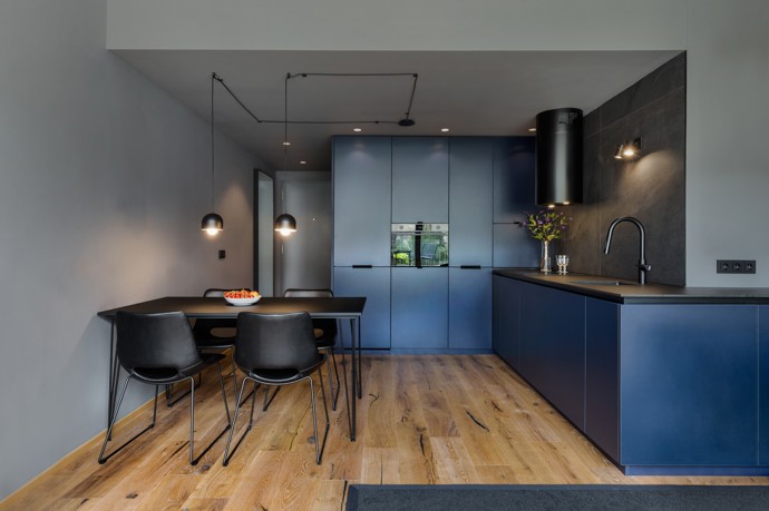 Elegantní mezonet v Karlíně, který patří mladému právníkovi, zaujme nejen svou tmavou barevnou paletou, ale i promyšleným minimalistickým designem. Původní dispozice bytu sice omezovala možnosti zásadních změn, ale díky chytrým úpravám a inspiraci londýnskými gentlemanskými kluby vznikl osobitý prostor plný sofistikovaných detailů. 
