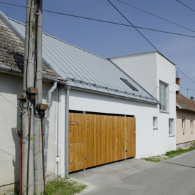 Nový domek uprostřed staré zástavby