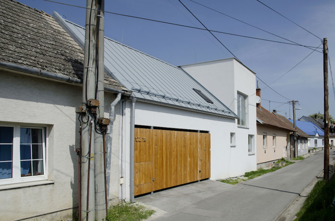 Nový domek uprostřed staré zástavby