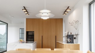 Novostavba u Hradce Králové propojuje kámen, dřevo a poctivý design: Estetika, která žije spolu s rodinou Novostavba u Hradce Králové propojuje kámen, dřevo a poctivý design: Estetika, která žije spolu s rodinou