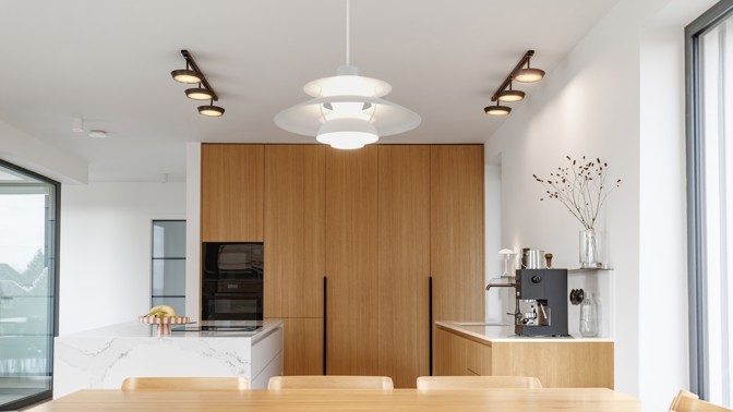 Novostavba u Hradce Králové propojuje kámen, dřevo a poctivý design: Estetika, která žije spolu s rodinou