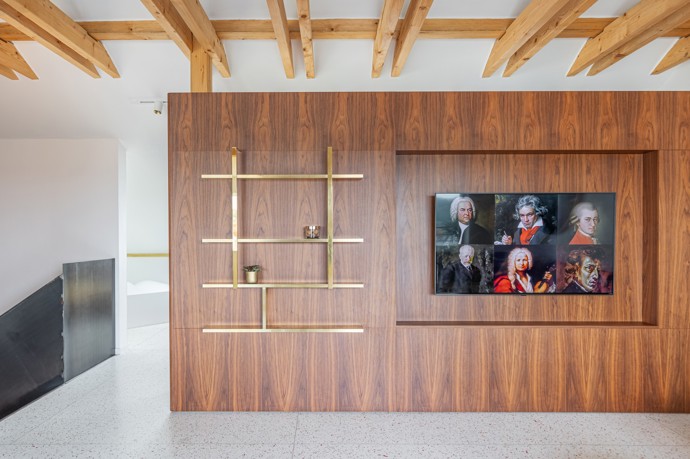 Architektka Iveta Křížová zde spojila funkcionalistické dědictví s odvážnými materiály – bílým teracem, ořechem a mosazí.
