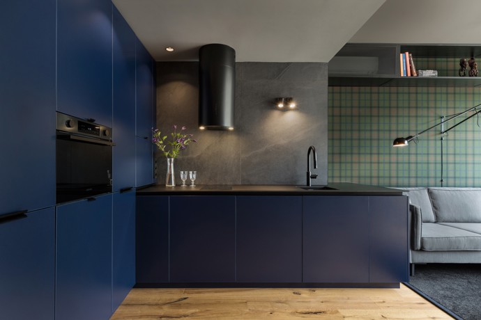 Elegantní mezonet v Karlíně, který patří mladému právníkovi, zaujme nejen svou tmavou barevnou paletou, ale i promyšleným minimalistickým designem. Původní dispozice bytu sice omezovala možnosti zásadních změn, ale díky chytrým úpravám a inspiraci londýnskými gentlemanskými kluby vznikl osobitý prostor plný sofistikovaných detailů. 
