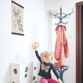 Hravost sem pronikla i díky kruhovým výřezům, které se objevují jak v dětské schovce pod schodištěm, tak i na novém krytu radiátoru.
Hravost sem pronikla i díky kruhovým výřezům, které se objevují jak v dětské schovce pod schodištěm, tak i na novém krytu radiátoru.