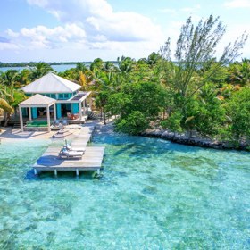 Cayo Espanto

Pět kilometrů od blyštivého pobřeží Belize leží v Karibiku Cayo Espanto - speciální oáza, kterou si můžete pronajmout na dvě, tři nebo i více nocí. Leží vedle největšího bariérového útesu na planetě a také blízko pěti mayských chrámů v Belize. Najdete zde sedm vil pro až 18 hostů a každý den se můžete budit s 360° výhledem na západní Karibik a nekonečné množství soukromých pláží. Navíc budete mít možnost ochutnat speciality od soukromého kuchaře, k dispozici vám bude majordomus a také lodní doprava. Účast na testování vašich dovedností ve vodních sportech, přesněji řečeno na kajaku a plachetnici, je samozřejmostí.
