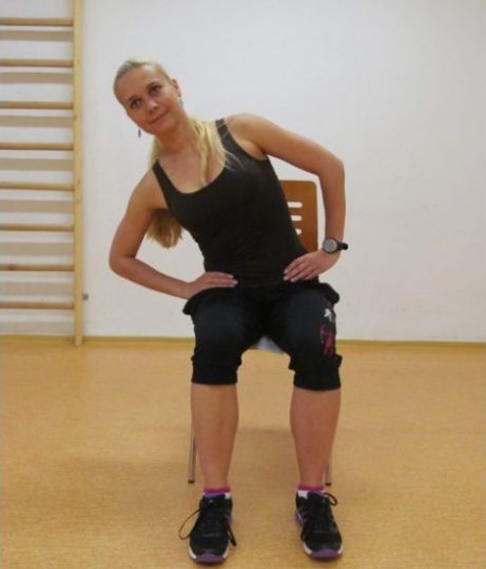 S výdechem se pomalu uklánějte na jednu stranu, chvíli setrvejte a poté se vraťte zpět.
