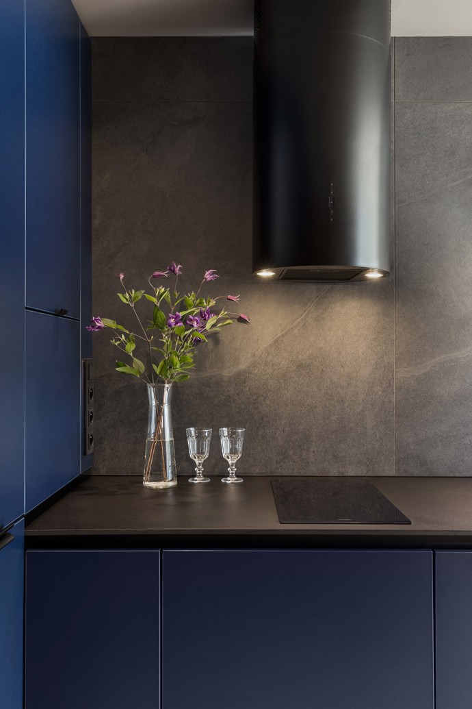 Elegantní mezonet v Karlíně, který patří mladému právníkovi, zaujme nejen svou tmavou barevnou paletou, ale i promyšleným minimalistickým designem. Původní dispozice bytu sice omezovala možnosti zásadních změn, ale díky chytrým úpravám a inspiraci londýnskými gentlemanskými kluby vznikl osobitý prostor plný sofistikovaných detailů. 

