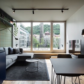 Elegantní mezonet v Karlíně, který patří mladému právníkovi, zaujme nejen svou tmavou barevnou paletou, ale i promyšleným minimalistickým designem. Původní dispozice bytu sice omezovala možnosti zásadních změn, ale díky chytrým úpravám a inspiraci londýnskými gentlemanskými kluby vznikl osobitý prostor plný sofistikovaných detailů.
Elegantní mezonet v Karlíně, který patří mladému právníkovi, zaujme nejen svou tmavou barevnou paletou, ale i promyšleným minimalistickým designem. Původní dispozice bytu sice omezovala možnosti zásadních změn, ale díky chytrým úpravám a inspiraci londýnskými gentlemanskými kluby vznikl osobitý prostor plný sofistikovaných detailů.