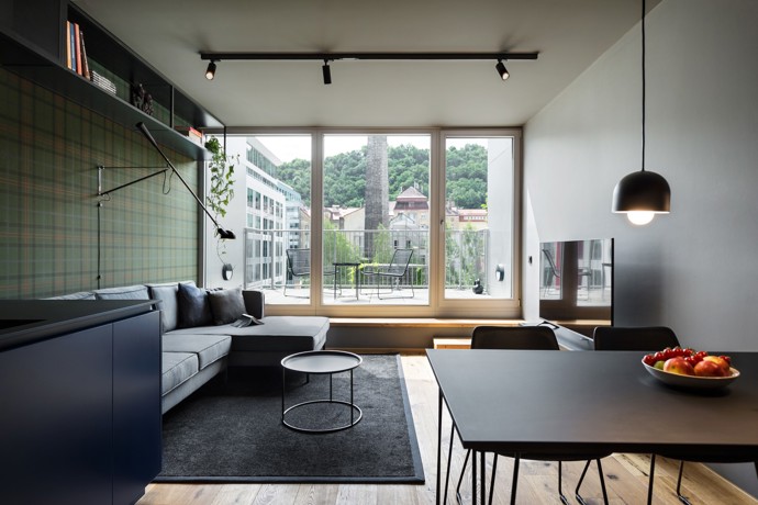 Elegantní mezonet v Karlíně, který patří mladému právníkovi, zaujme nejen svou tmavou barevnou paletou, ale i promyšleným minimalistickým designem. Původní dispozice bytu sice omezovala možnosti zásadních změn, ale díky chytrým úpravám a inspiraci londýnskými gentlemanskými kluby vznikl osobitý prostor plný sofistikovaných detailů. 
