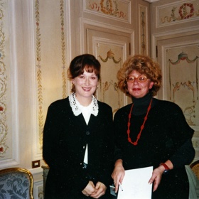 Během novinářské kariéry vyzpovídala řadu slavných osobností, mimo jiné herečku Meryl Streep.
