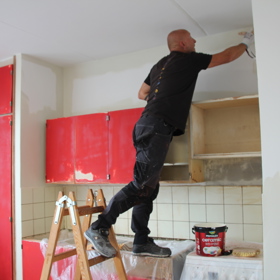 Kuchyňskou linku i podlahu přikryjte zakrývací fólií. Zásuvky, vypínače a podlahové lišty oblepte krycí páskou. Původní nátěr omeťte od prachu a nečistot. Nesoudržné nátěry oškrábejte nebo zbruste a větší trhliny vyspravte akrylátovým tmelem.
