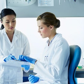 Výzkumem v oblasti homeopatie se zabývají vědecké týmy ve vědeckých institucích a na univerzitách po celém světě. Podporou vysoce kvalitního výzkumu nejen v Evropě, ale i v zámoří, se zabývá Homeopathy Research Institute (HRI), který sídlí v Londýně.
