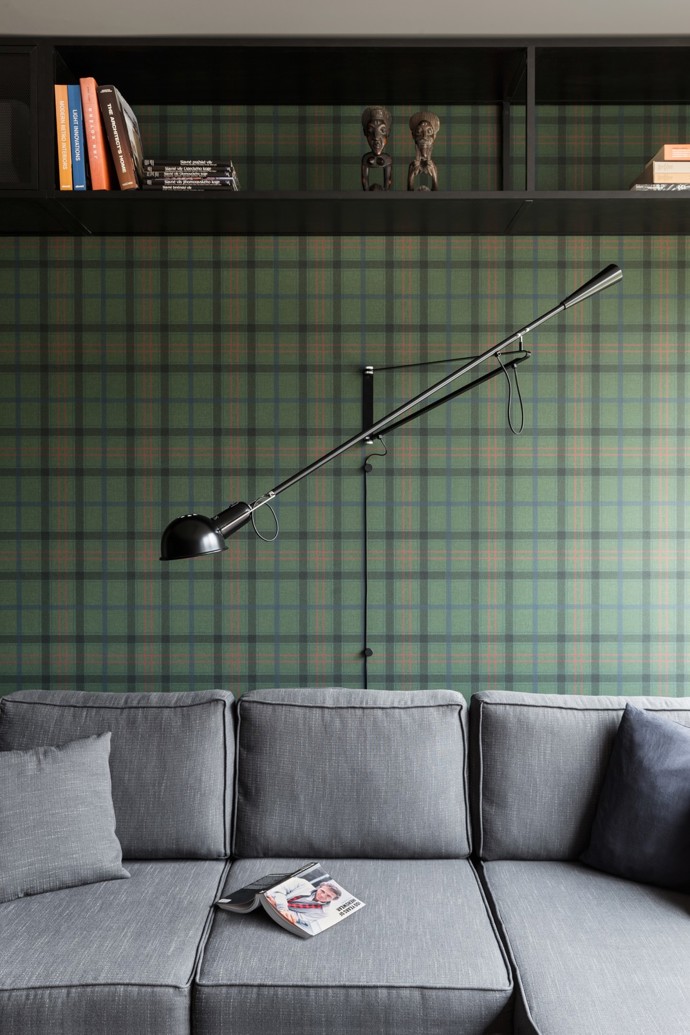 Elegantní mezonet v Karlíně, který patří mladému právníkovi, zaujme nejen svou tmavou barevnou paletou, ale i promyšleným minimalistickým designem. Původní dispozice bytu sice omezovala možnosti zásadních změn, ale díky chytrým úpravám a inspiraci londýnskými gentlemanskými kluby vznikl osobitý prostor plný sofistikovaných detailů. 

