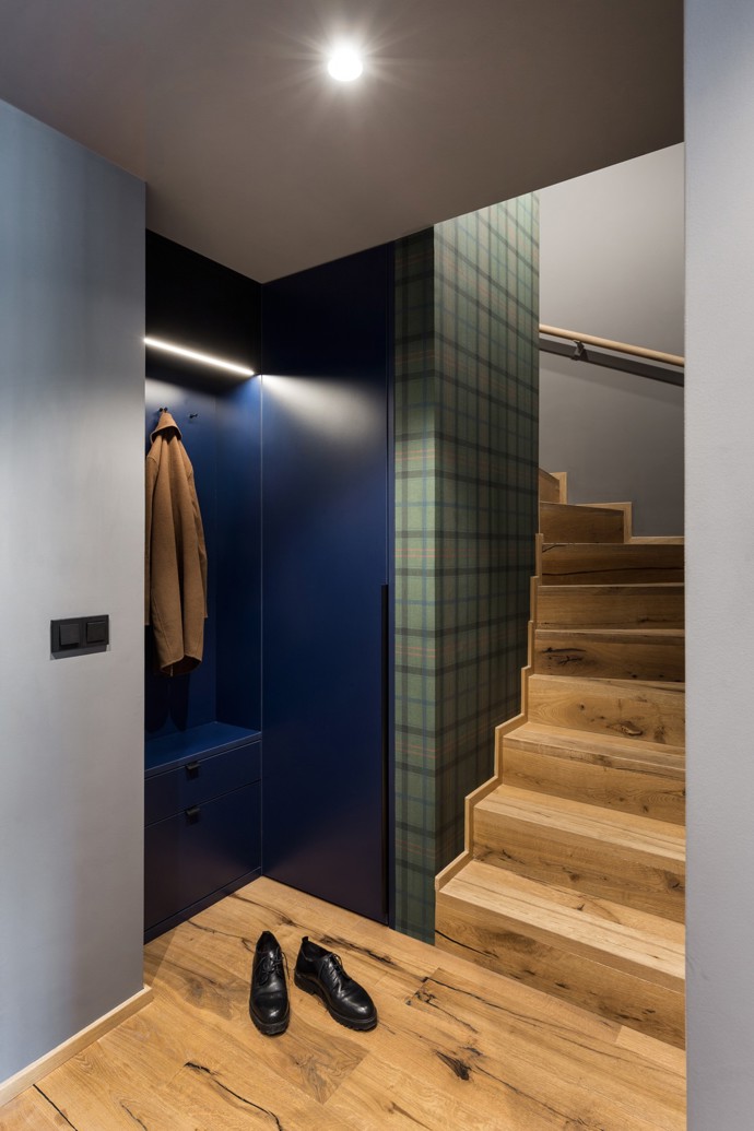 Elegantní mezonet v Karlíně, který patří mladému právníkovi, zaujme nejen svou tmavou barevnou paletou, ale i promyšleným minimalistickým designem. Původní dispozice bytu sice omezovala možnosti zásadních změn, ale díky chytrým úpravám a inspiraci londýnskými gentlemanskými kluby vznikl osobitý prostor plný sofistikovaných detailů. 
