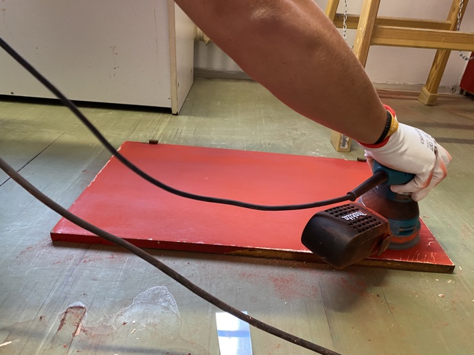  Pomocí elektrické brusky, smirkového papíru nebo brusné houby následně odstraňte původní nepřilnavé nátěry. Dvířka také důkladně omyjte mýdlovou a čistou vodou, aby na ně nová barva dobře přilnula a neoloupala se.
