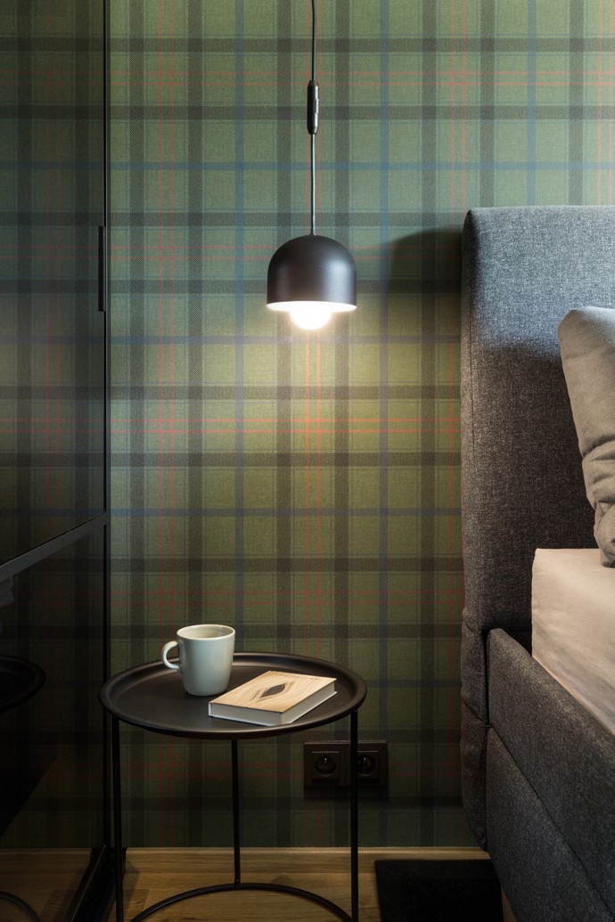 Elegantní mezonet v Karlíně, který patří mladému právníkovi, zaujme nejen svou tmavou barevnou paletou, ale i promyšleným minimalistickým designem. Původní dispozice bytu sice omezovala možnosti zásadních změn, ale díky chytrým úpravám a inspiraci londýnskými gentlemanskými kluby vznikl osobitý prostor plný sofistikovaných detailů. 
