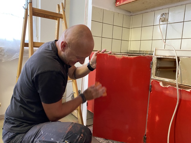 Dříve než se pustíte do renovace kuchyňské linky, vykliďte ze skříněk veškeré nádobí. Z polic setřete prach. Kuchyňská dvířka vysaďte z pantů, aby se vám s nimi lépe pracovalo. Pokud jsou z dřevotřísky potažené fólií, která se místy začala odlupovat, je potřeba ji strhnout.
