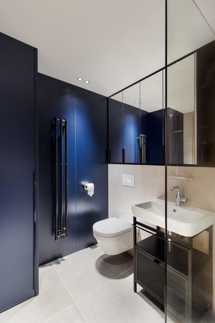 Elegantní mezonet v Karlíně, který patří mladému právníkovi, zaujme nejen svou tmavou barevnou paletou, ale i promyšleným minimalistickým designem. Původní dispozice bytu sice omezovala možnosti zásadních změn, ale díky chytrým úpravám a inspiraci londýnskými gentlemanskými kluby vznikl osobitý prostor plný sofistikovaných detailů. 
