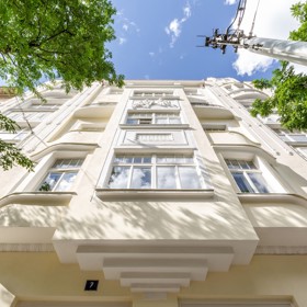 Architekt nechtěl navrhnout klasikou garsonku, kde je spaní na očích hned od vstupu, a proto se rozhodl pro dané řešení. Prostor rozdělil na spodní pobytovou část a horní část určenou pro spánek. Při tvorbě návrhu bylo pro autora důležité najít správný poměr velikosti nového patra a zároveň prostoru pod ním tak, aby byla zachovaná vzdušnost celého prostoru.
Architekt nechtěl navrhnout klasikou garsonku, kde je spaní na očích hned od vstupu, a proto se rozhodl pro dané řešení. Prostor rozdělil na spodní pobytovou část a horní část určenou pro spánek. Při tvorbě návrhu bylo pro autora důležité najít správný poměr velikosti nového patra a zároveň prostoru pod ním tak, aby byla zachovaná vzdušnost celého prostoru.