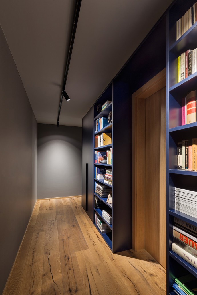 Elegantní mezonet v Karlíně, který patří mladému právníkovi, zaujme nejen svou tmavou barevnou paletou, ale i promyšleným minimalistickým designem. Původní dispozice bytu sice omezovala možnosti zásadních změn, ale díky chytrým úpravám a inspiraci londýnskými gentlemanskými kluby vznikl osobitý prostor plný sofistikovaných detailů. 
