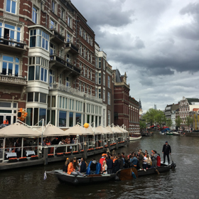 Plavba po amsterdamských kanálech
Doporučuji rezervaci 75-ti minutové plavby “Cruise Like a Local” s Hello Amsterdam. V ceně kromě komentované prohlídky od amsterdamského skippera dostanete taky dva nápoje dle vlastního výběru. To abyste si ten pohled na místní pamětihodnosti lépe vychutnali.
Plavba po amsterdamských kanálech
Doporučuji rezervaci 75-ti minutové plavby “Cruise Like a Local” s Hello Amsterdam. V ceně kromě komentované prohlídky od amsterdamského skippera dostanete taky dva nápoje dle vlastního výběru. To abyste si ten pohled na místní pamětihodnosti lépe vychutnali.