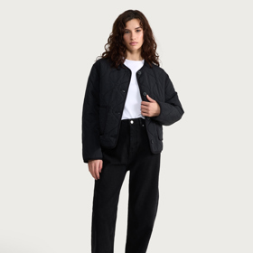 Černá prošívaná bunda F&F, 799 Kč
