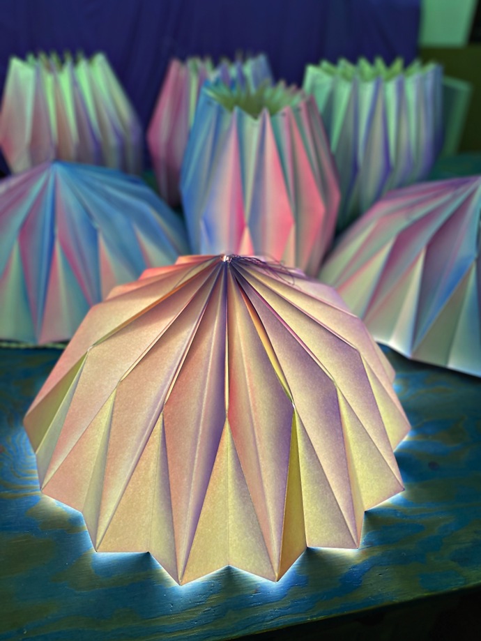 Měla z ní být designérka skla, místo toho si zvolila jako obživu práci s papírem, ze kterého vytváří svíticí 3D objekty. Tím ale zdaleka nekončí. Své hranice Michaela Doležalová alias Jasna posouvá až k samému prvopočátku – k výrobě vlastního ručního papíru. Marianne Bydlení prozradila, proč si vybrala jako materiál právě papír a jak náročná byla její cesta k úspěchu.
Měla z ní být designérka skla, místo toho si zvolila jako obživu práci s papírem, ze kterého vytváří svíticí 3D objekty. Tím ale zdaleka nekončí. Své hranice Michaela Doležalová alias Jasna posouvá až k samému prvopočátku – k výrobě vlastního ručního papíru. Marianne Bydlení prozradila, proč si vybrala jako materiál právě papír a jak náročná byla její cesta k úspěchu.