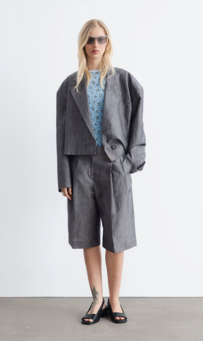 Šedé bermudy, H&M, 2790 Kč
