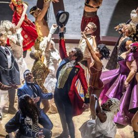 Největší showman (2017) 

V hlavních rolích Hugh Jackman, Zac Efron, Zendaya a Michelle Williams

Nejnovější muzikál, který poběží v kinech od čtvrtka 28. prosince, vypráví příběh chudé rodiny, co založí svůj vlastní cirkus.
