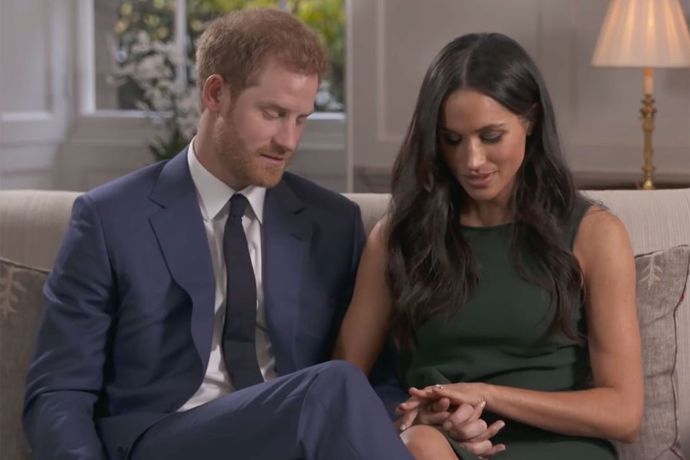 Ještě toho dne absolvovali své první společné televizní interview pro BBC. Prozradili, že se dali dohromady na rande naslepo díky jejich kamarádovi a také to, že Harry požádal Meghan o ruku na jejich londýnské chatě. Přišel také dojemný moment, kdy Harry začal mluvit o své matce princezně Dianě, která bohužel Meghan nikdy nepozná.
