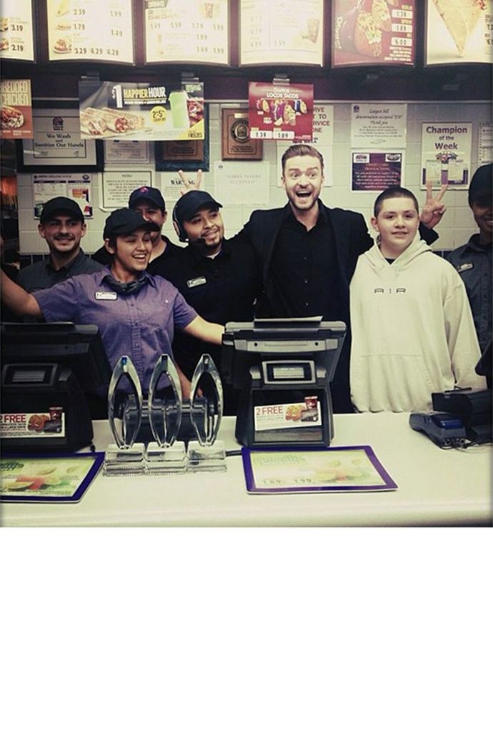 Po vítězství na People's Choice Awards šel slavit do Taco Bell a při té příležitosti se vyfotil s tamním personálem.
