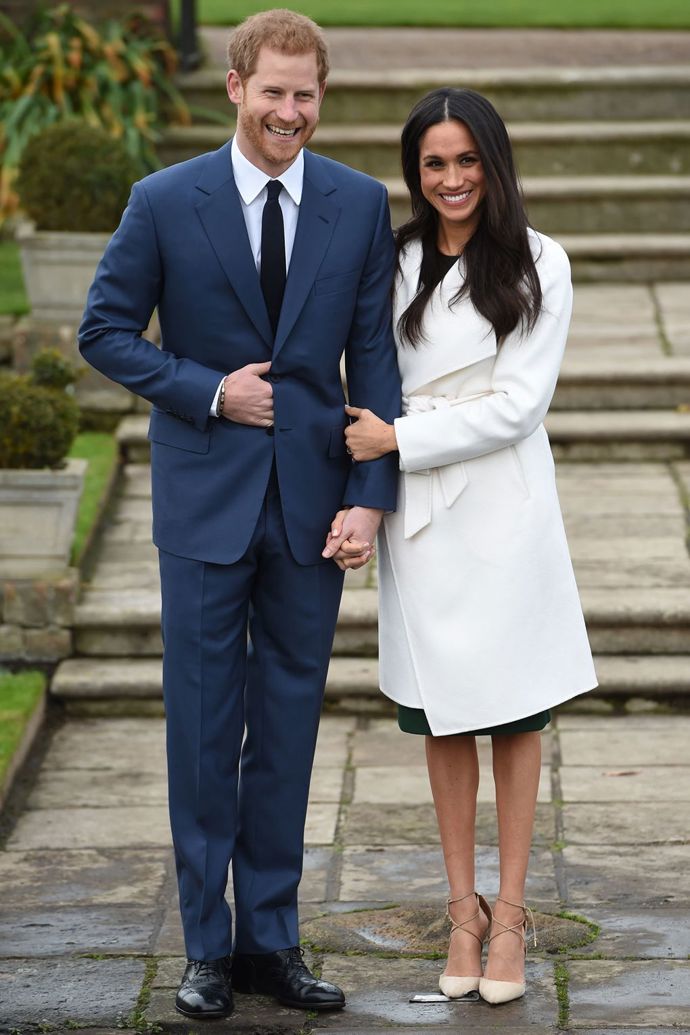 Harry a Meghan oznámili se zářícími úsměvy své zasnoubení 27. listopadu v zahradách Kensingtonského paláce. Tím se Meghan pravděpodobně stala ženou, které nejvíc žen na světě závidí.
