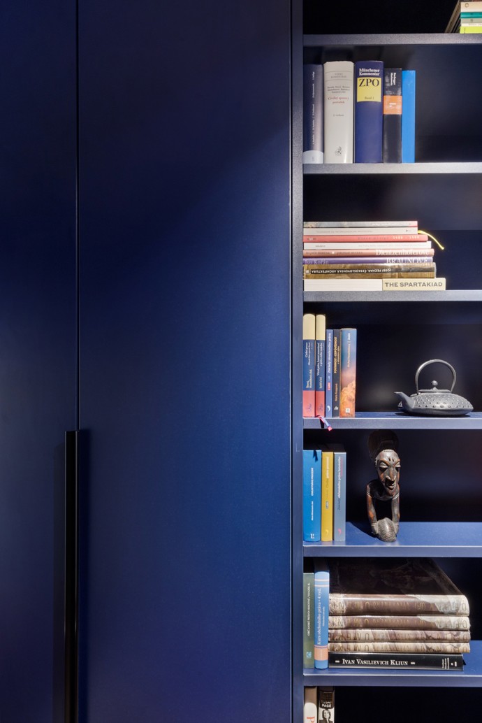 Elegantní mezonet v Karlíně, který patří mladému právníkovi, zaujme nejen svou tmavou barevnou paletou, ale i promyšleným minimalistickým designem. Původní dispozice bytu sice omezovala možnosti zásadních změn, ale díky chytrým úpravám a inspiraci londýnskými gentlemanskými kluby vznikl osobitý prostor plný sofistikovaných detailů. 
