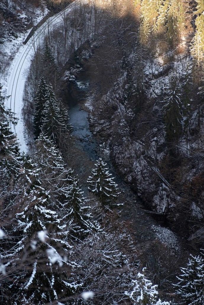 Skály, lesy, řeka, koleje - okolní krajina je dechberoucí.

