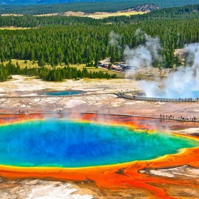 Pramen Grand Prismatic , Yellowstonský národní park, Wyoming, USA Pramen Grand Prismatic , Yellowstonský národní park, Wyoming, USA