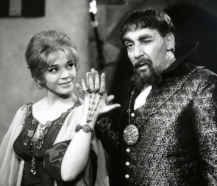 Miloš Kkopecký ve filmu Slasti otce vlasti režiséra Karla Steklého z roku 1967. Na snímku s Milenou Zahrynowskou.
