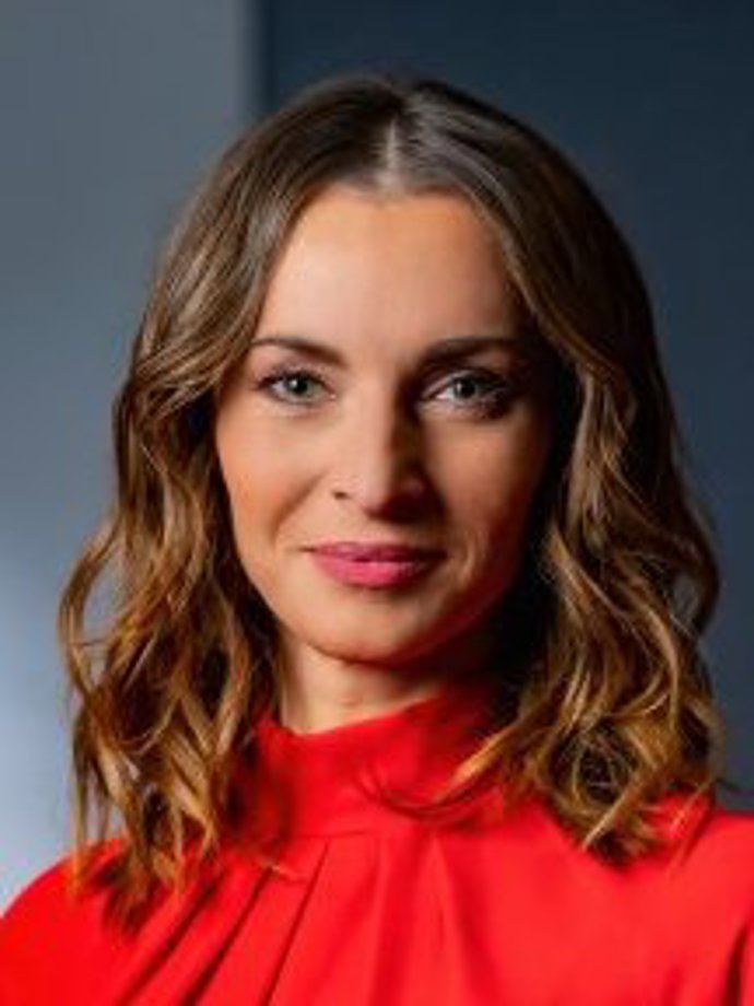 Jana Peroutková je od roku 2020 součástí moderátorského týmu hlavní zpravodajské relace České televize Události
