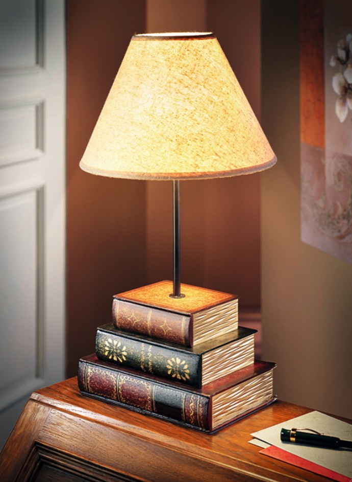 Stolní lampa Lexika s podstavcem z „knih“ z umělého kamene Stolní lampa Lexika s podstavcem z „knih“ z umělého kamene