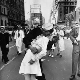 Momentka z Times Square, na které námořník líbá zdravotní sestřičku, se stala ikonickou. Symbolizuje totiž nadšení z konce 2. světové války. Rok 1945.
Autor: Alfred Eisenstaedt