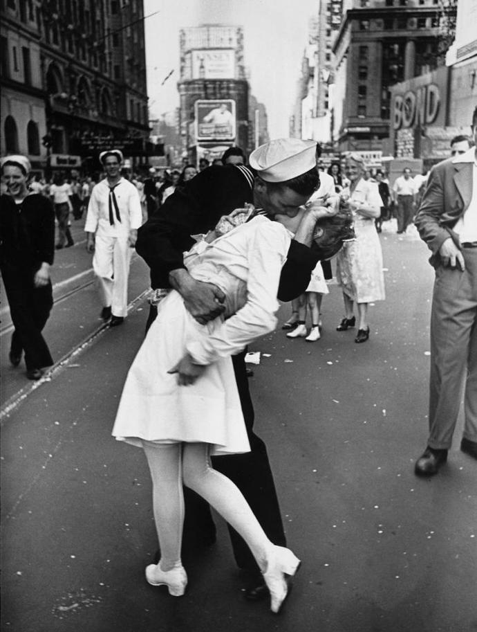Momentka z Times Square, na které námořník líbá zdravotní sestřičku, se stala ikonickou. Symbolizuje totiž nadšení z konce 2. světové války. Rok 1945.
Autor: Alfred Eisenstaedt