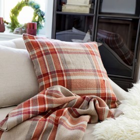 Povlak na polštářek Tartan, 498 Kč, loberon.cz
