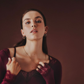 Dlouhé ultralehké tričko z modalu a kašmíru s krajkou Intimissimi, 949 Kč
