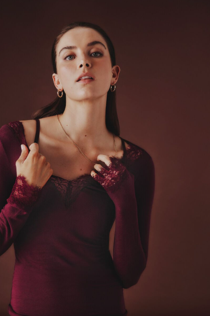 Dlouhé ultralehké tričko z modalu a kašmíru s krajkou Intimissimi, 949 Kč
