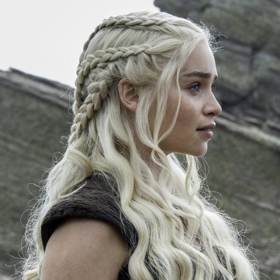 Hra o trůny: Daenerys Targaryen
Dračí matka 'Khaleesi' a její zapletené platinové vlasy se staly jedním ze symbolů kultovního seriálu. S úžasem hltáme každou scénu, ve které představitelka Daenerys, herečka Emilia Clarke, bojuje o království, létá na dracích a pořád má perfektní účes.
Hra o trůny: Daenerys Targaryen
Dračí matka 'Khaleesi' a její zapletené platinové vlasy se staly jedním ze symbolů kultovního seriálu. S úžasem hltáme každou scénu, ve které představitelka Daenerys, herečka Emilia Clarke, bojuje o království, létá na dracích a pořád má perfektní účes.